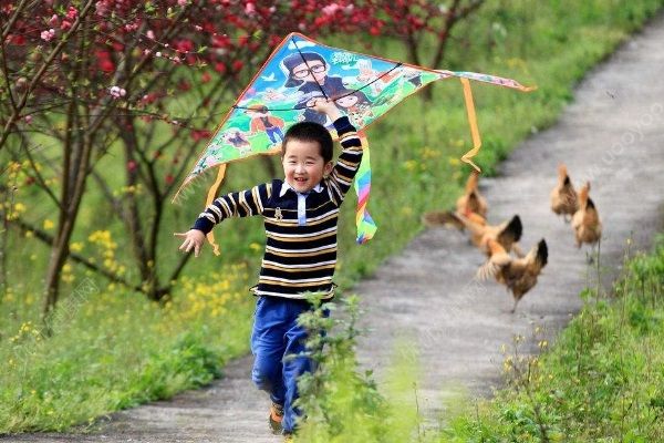 抱娃女子客車站內(nèi)被碾壓致死，帶娃出行要注意些什么？(3)