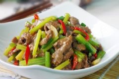 芹菜炒牛肉怎么做？芹菜炒牛肉的做法[圖]