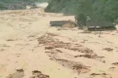 九寨溝山洪泥石流造成道路垮塌，民宅被泥石流沖擊[多圖]