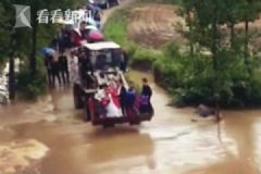 520最霸氣婚車，因暴雨積水用鏟車迎娶新娘[多圖]