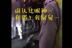 確認(rèn)過眼神！醉漢騎車摔倒躺馬路上，急救醫(yī)生一看竟是舅舅！[多圖]