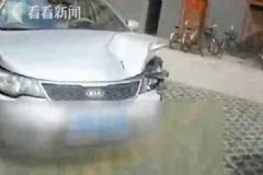 女司機(jī)酒駕連撞路邊三輛車，撒潑瘋咬特勤被拘[多圖]