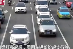 男子開車“吃雞”忘記開動，十余輛車受阻[多圖]