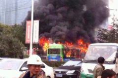 公交車起火自燃，乘客有序撤離幸無人員被困[多圖]