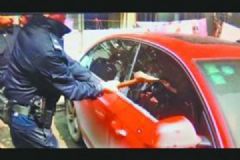 一歲寶寶被反鎖車內(nèi)，民警破窗鉆入車內(nèi)救出嬰兒[多圖]