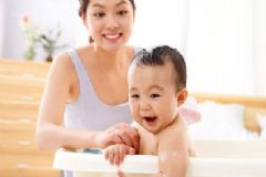 不同年齡寶寶怎樣調(diào)理便秘問題？寶寶為什么喜歡歪著頭？[圖]