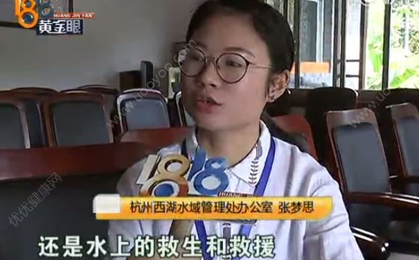 大伯在西湖洗假牙，結(jié)果牙掉西湖里了，要求工作人給他撈！(4)