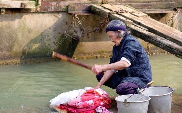 老太贈(zèng)小伙200萬(wàn)財(cái)產(chǎn)，只因小伙對(duì)老太做了這些事情(4)