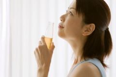 哪些飲品會(huì)加重痛經(jīng)？痛經(jīng)不適合喝什么飲料？[圖]