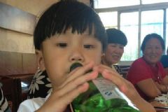 鄰居慫恿5歲男童喝酒致昏迷，小孩子喝酒有什么壞處？[多圖]