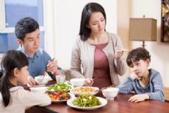 小孩子挑食不愛吃飯是怎么回事？怎么樣糾正寶寶挑食的毛?。縖圖]