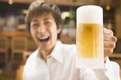 夏天喝啤酒有什么好處？男人夏天喝啤酒的好處有哪些？[圖]