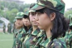 新生軍訓(xùn)場(chǎng)邊美容 軍訓(xùn)怎么護(hù)膚？[圖]