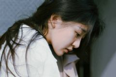 16歲女孩掉頭發(fā)正常嗎？16歲女生掉頭發(fā)嚴重怎么辦？[多圖]