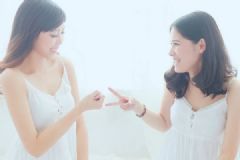 我是女生喜歡女生正常嗎？女生喜歡女生怎么辦？[多圖]