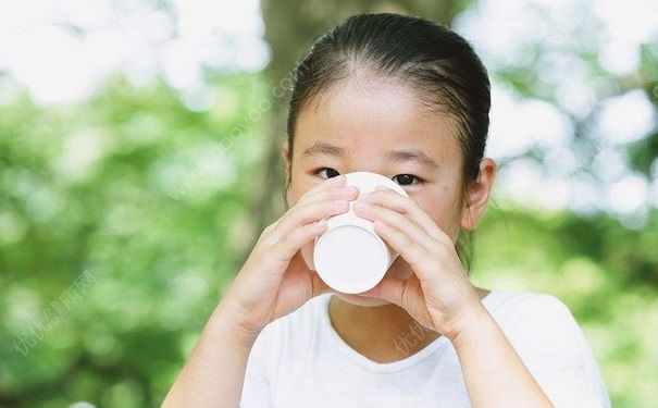 鄰居慫恿5歲男童喝酒致昏迷，小孩子喝酒有什么壞處？(4)