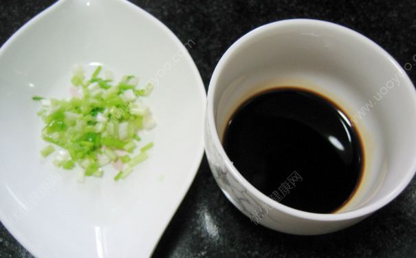 醬油炒飯的做法 醬油炒飯?jiān)趺醋龊贸裕?2)