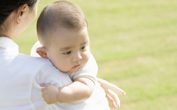 如何抱新生兒？新生兒正確的抱法是怎樣？(1)