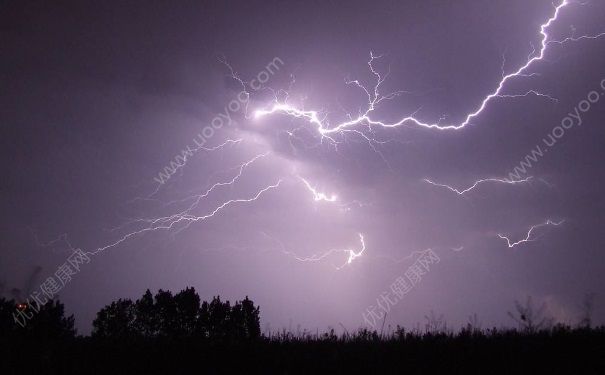 打雷下雨可以洗澡嗎？打雷下雨洗澡有危險(xiǎn)嗎？(1)