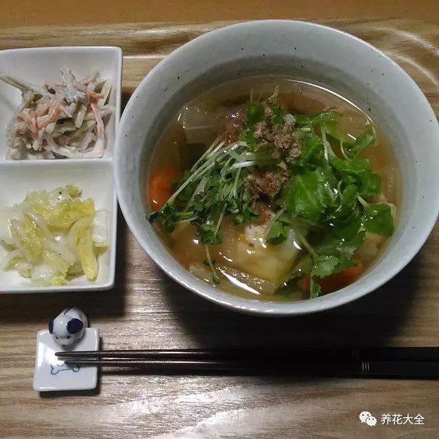 6、豆芽中含有豐富的維生素C和各種膳食纖維，對(duì)于身體是非常好的，而且豆芽的口感非常棒，還能夠減肥呢！