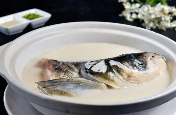 鯽魚湯的做法有哪些？魚湯里放什么蔬菜最有營(yíng)養(yǎng)？